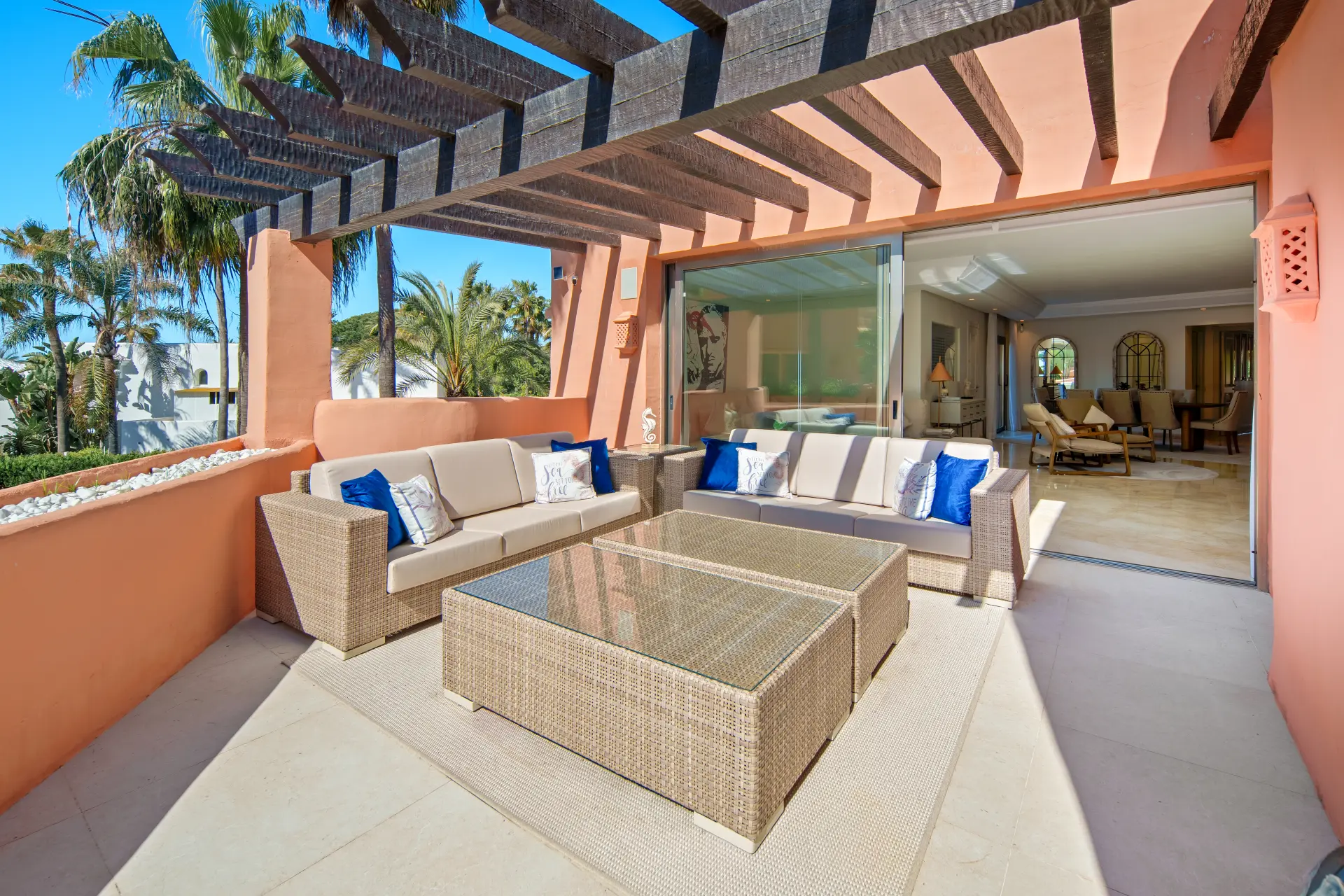 Covered terrace with pergola and sea-facing lounge in La Morera, Marbella East