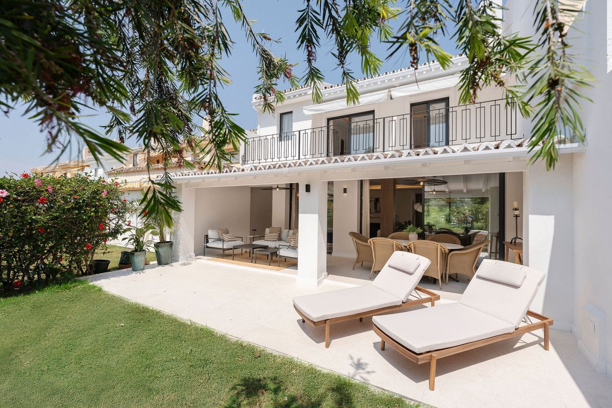 Stunning Fully Renovated Townhouse – Aloha Golf frontline, Nueva Andalucía